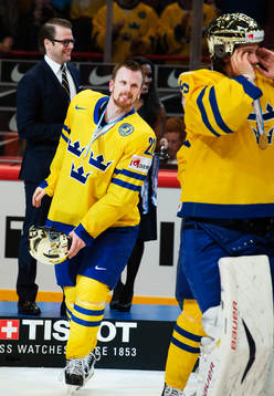 Sveriges Daniel Sedin med sin guldhjälm