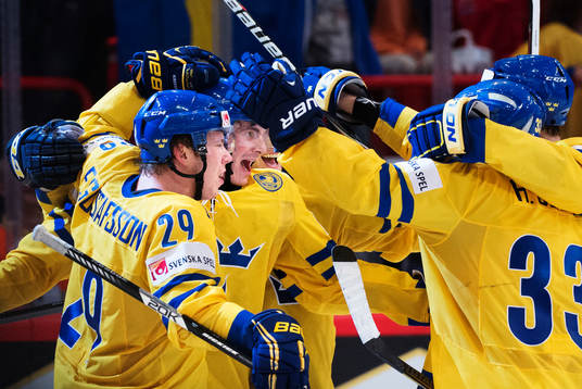 Sveriges Erik Gustafsson och Loui Eriksson jublar med