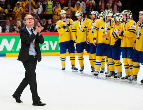 Sveriges förbundskapten Pär Mårts tackar publiken