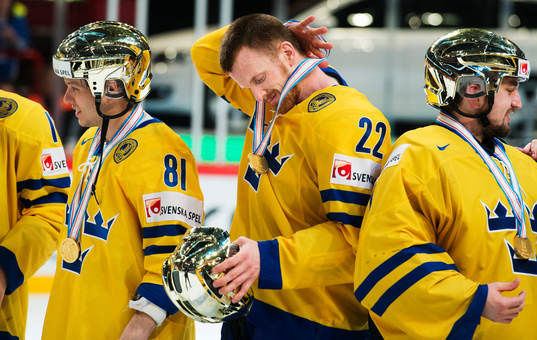 Sveriges Daniel Sedin hänger på sig guldmedaljen