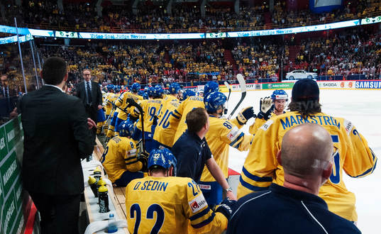 Sveriges Henrik Sedin gratuleras till sitt 1-5-mål i
