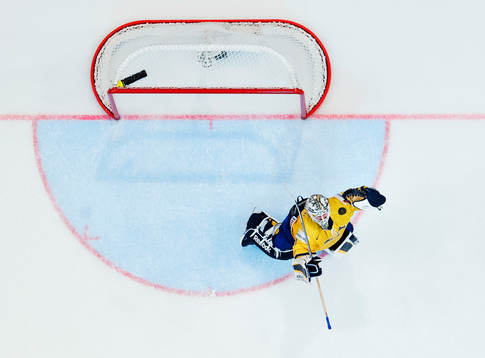 Sveriges målvakt Jhonas Enroth jublar i slutminuten av