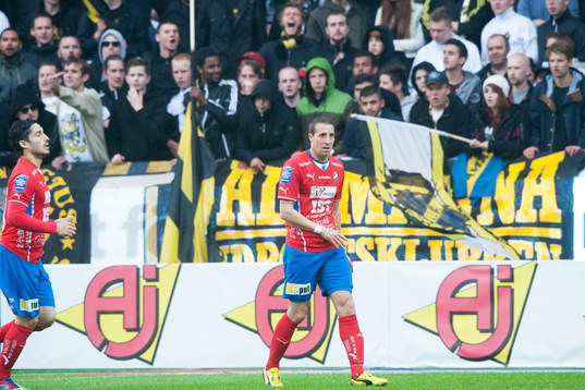 1-1, Kenny Pavey, som inte jublar framför AIK-klacken