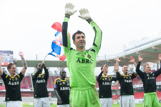 Kyriakos Stamatopoulos, målvakt, AIK, tar emot fansens