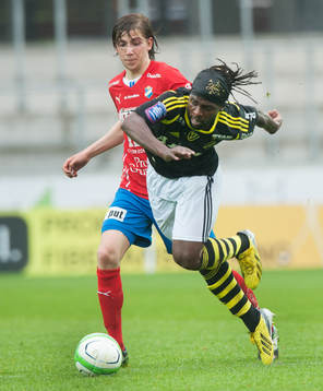 Martin Mutumba, AIK, tar sig förbi Darijan Bojanic, Öster