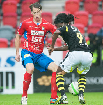 Martin Mutumba, AIK, och Johan Persson, Öster