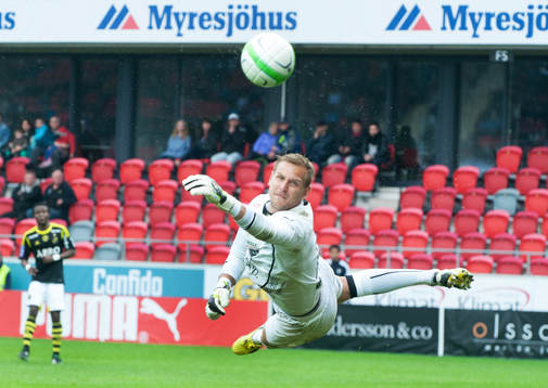 Jätteräddning av Alexander Nadj, målvakt, Öster, på