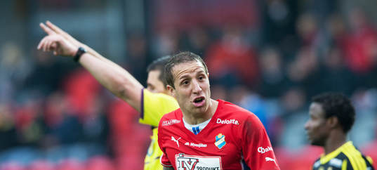 Bojan Pandzic, domare, och Kenny Pavey, AIK