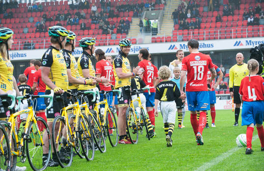 Inmarsch, cykelklubben defilerar