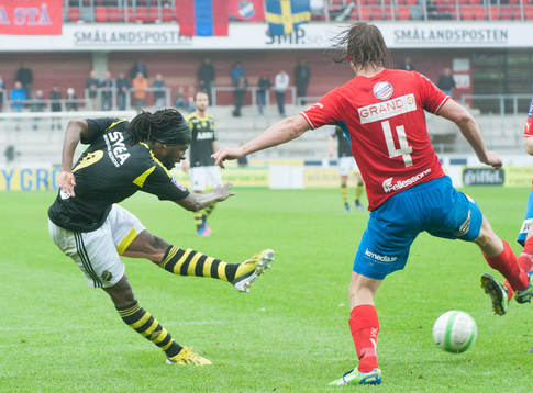 Martin Mutumba, AIK, skjuter. Skott