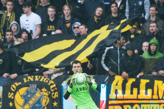 Kyriakos Stamatopoulos, målvakt, AIK - och fansen bakom,