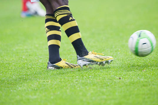Tillslag, fot, boll, fotbollsskor, fotbollsstrumpor, gräs,