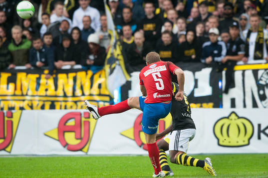 Kenny Pavey, Öster, laddar mot AIK-målet - och klacken