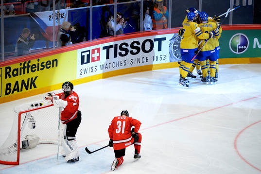 Simon Hjalmarsson gör 3-1 och Sverige jublar samtidigt som