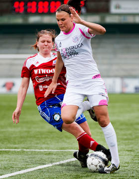 Katarina Veje, LdB FC Malmö, stämplas av Ida Olsson,