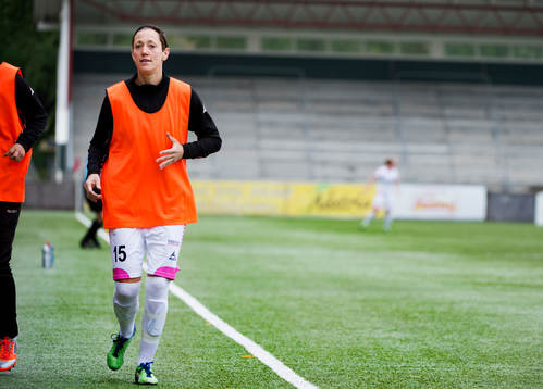 Therese Sjögran, LdB FC Malmö, värmer upp på sidan av