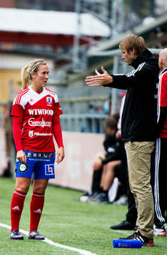 Kirsty Yallop pratare med Simon Sjöfors, tränare, Vittsjö