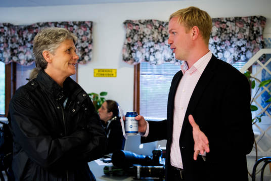 Pia Sundhage, förbundskapten, pratar med Jonas Eidevall,