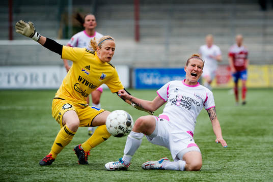 Loes Geurts, målvakt, Vittsjö, rusar ut och kolliderar