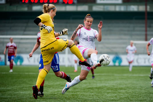 Loes Geurts, målvakt, Vittsjö, rusar ut och kolliderar