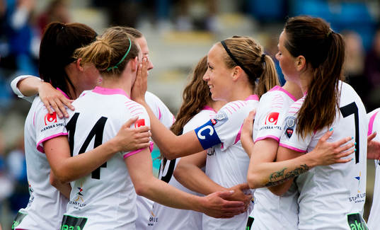 Malin Levenstad, lagkapten, klappar Manon Melis, LdB FC