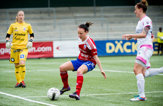 Louise Andersson, Vittsjö, täcker ut bollen