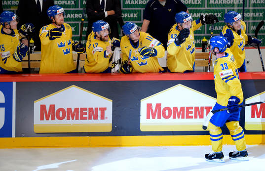 Henrik Sedin, Sverige, gör 2-1 och jublar med båset