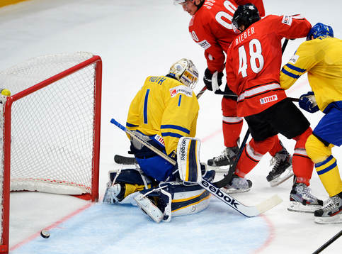 Schweiz gör 1-0 på Jhonas Enroth, målvakt, Sverige