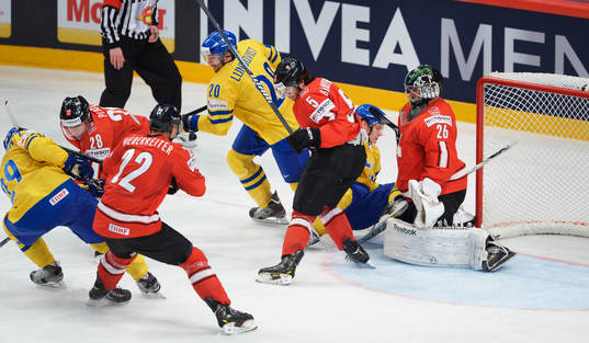 Erik Gustafsson, Sverige, skjuter in en retur och gör 2-1