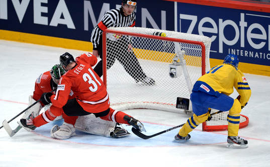 Simon Hjalmarsson, Sverige, gör 3-1.  Mathias Seger