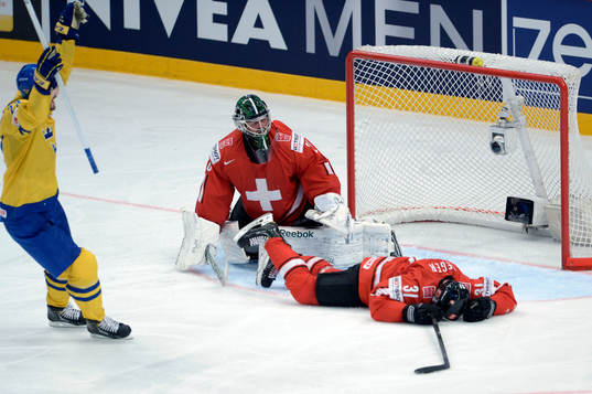 Simon Hjalmarsson, Sverige, gör 3-1.  Mathias Seger deppar