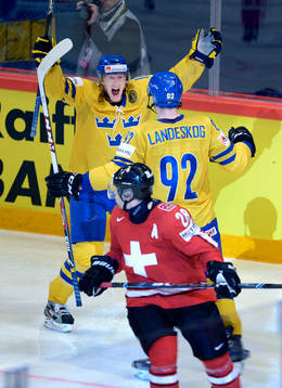 Simon Hjalmarsson, Sverige, gör 3-1 och jublar mot Gabriel