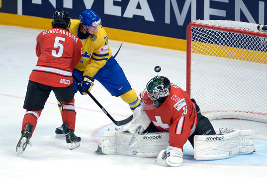 Loui Eriksson, Sverige, gör 4-1 bakom Martin Gerber,
