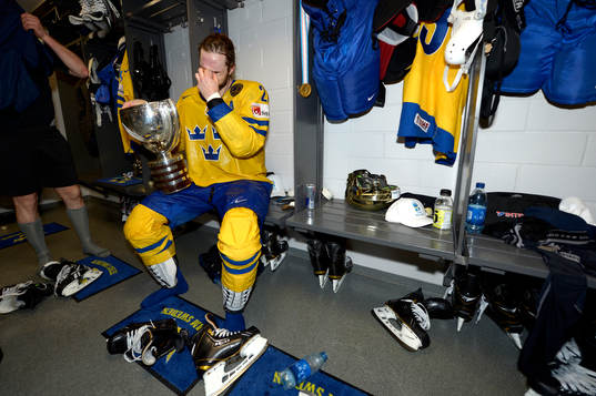 Niklas Persson, Sverige, med VM-bucklan har fått champagne