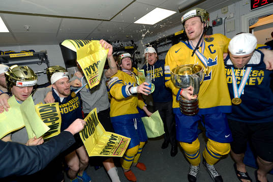 Gabriel Landeskog och Staffan Kronwall mfl firar det