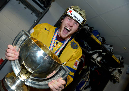 Gabriel Landeskog, Sverige, med VM-bucklan, jubel