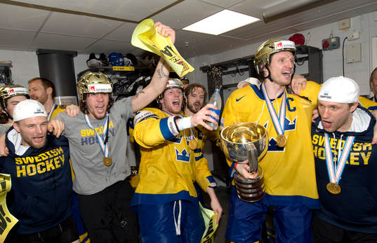 De svenska spelarna firar vm-guldet i omklädningsrummet