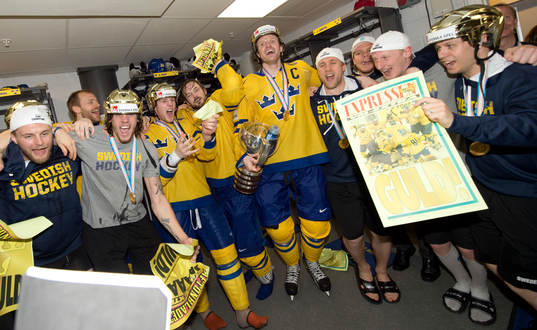 De svenska spelarna firar vm-guldet i omklädningsrummet