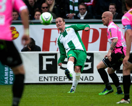 Christoffer Carlsson, Hammarby, lägger ett skott mot mål