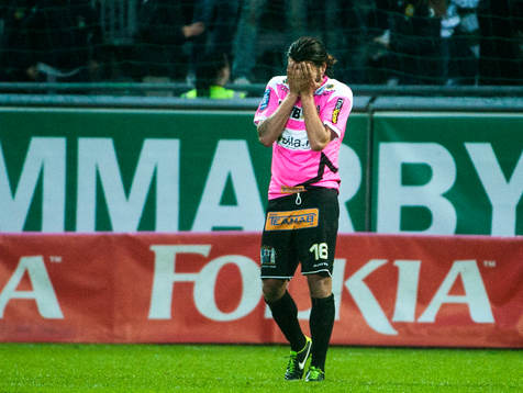 Patrik Åström, Landskrona BOIS, tar sig om ansiktet