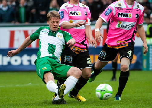 Mikael Rynell, Hammarby, lägger ett skott förbi två