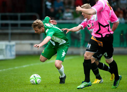 Mikael Rynell, Hammarby, blir neddragen av en
