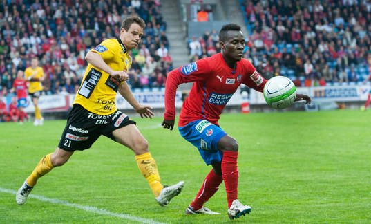 David Accam, Helsingborg, steget före Henning Hauger,