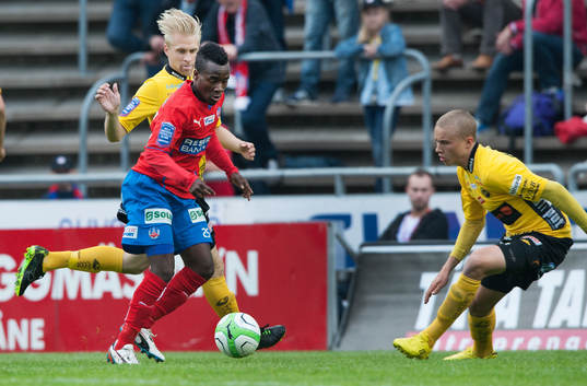 1-0, David Accam, Helsingborg, som lurar Johan Larsson och
