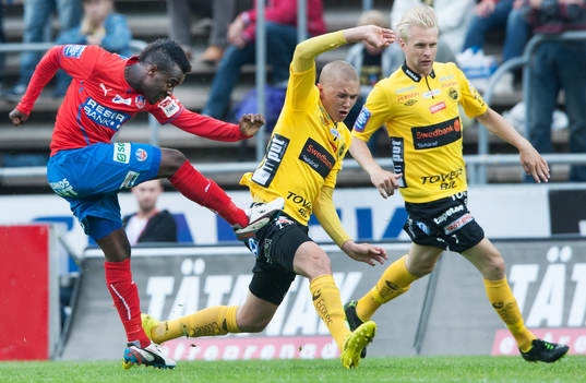 1-0, David Accam, Helsingborg, som lurar Johan Larsson och