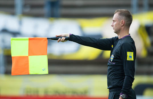 Linjeflagga, assisterande domare flaggar för offside