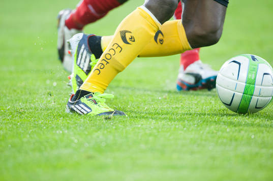 Fot, boll, fotbollsskor, fotbollsstrumpor, gräs, gräsmatta