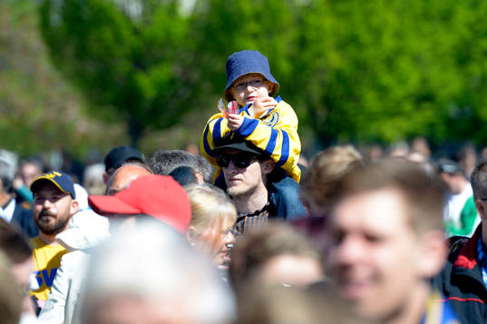 Unga som gamla har samlats i Kungsträdgården för att