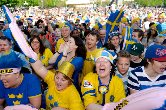 De svenska fansen firar vm-guldet i Kungsträdgården
