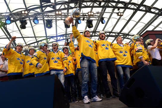 Det svenska laget lyfter VM-bucklan